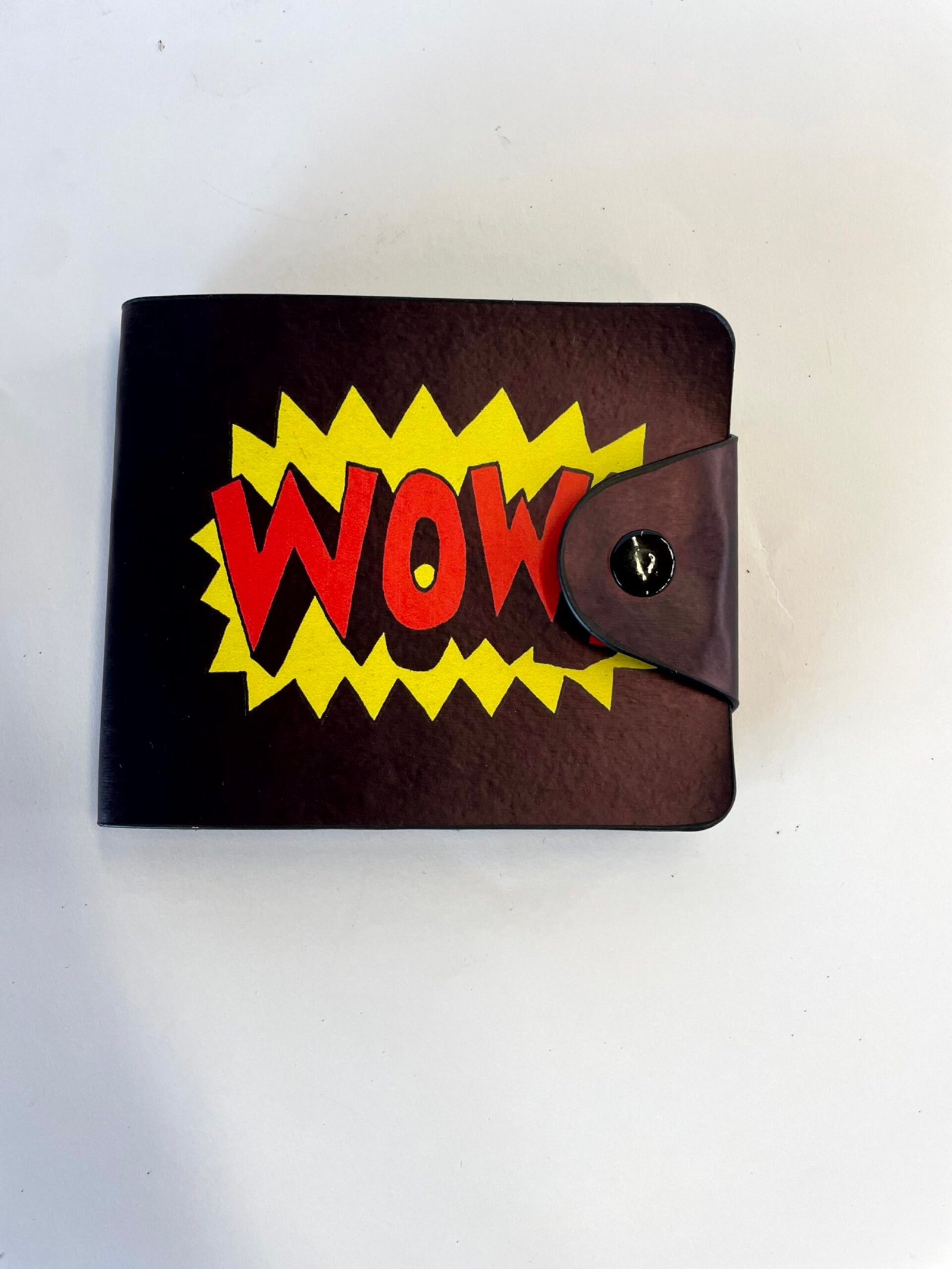 Odinė piniginė su ryškiu „WOW“ užrašu